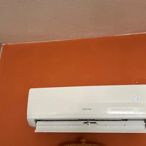 Venkovní klimatizační jednotka na fasádě domu